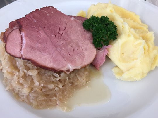 Schaeufele Sauerkraut Pue.jpg