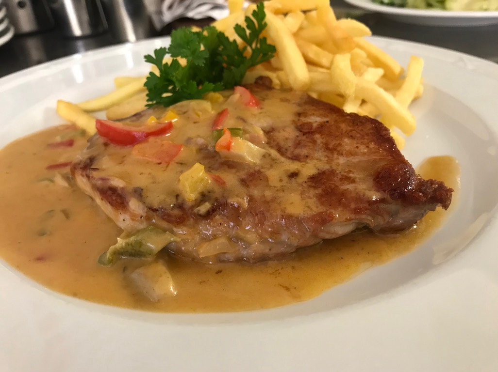 Schweinesteak Puszta, Pommes.jpeg