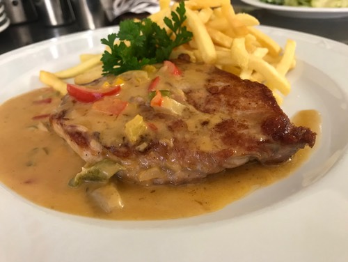 Schwsteak Puszta, Pommes.jpeg